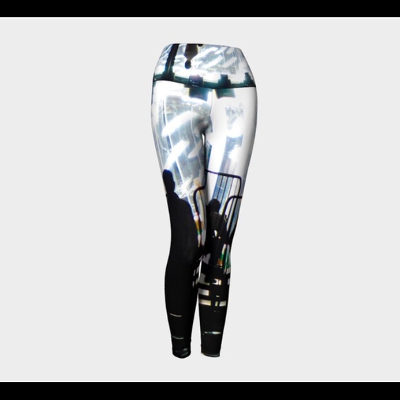 Luxe Yoga Leggings - Behind the Scenes - Picture 2 of 4